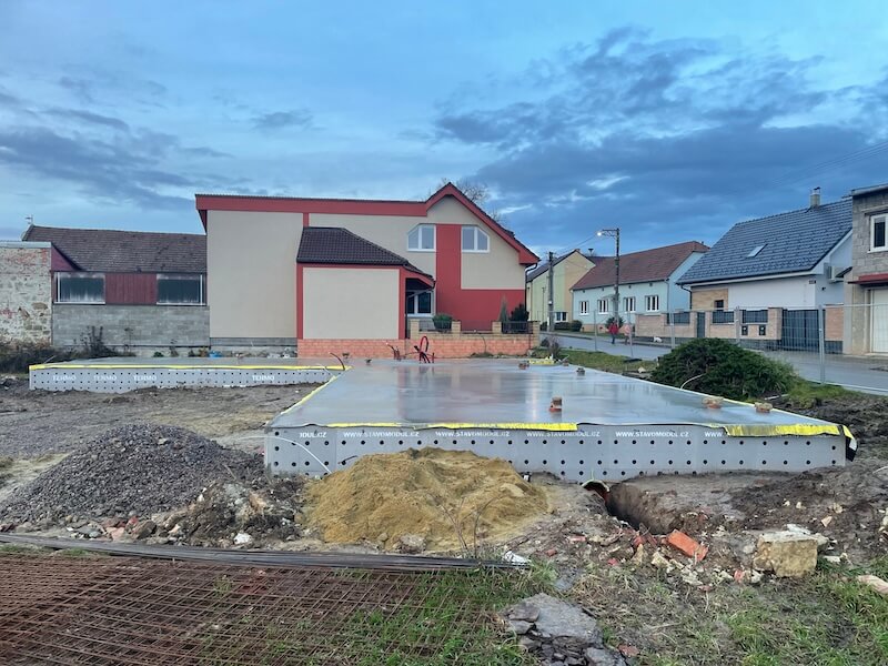 Základové deska pro dřevostavbu - byly použity izolační tvarovky Stavomodul