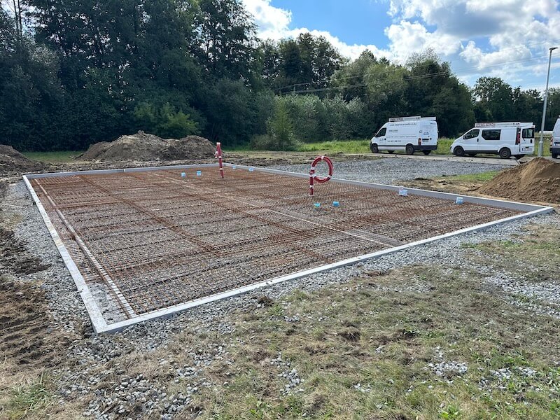 Stavba základové desky na Vsetínsku, pro základy byly použity izolační tvarovky